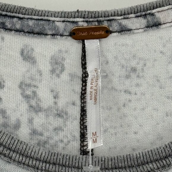 Free People Women's Gray Snake Print Short Sleeve Top Tourist Tee size medium - Picture 8 of 12